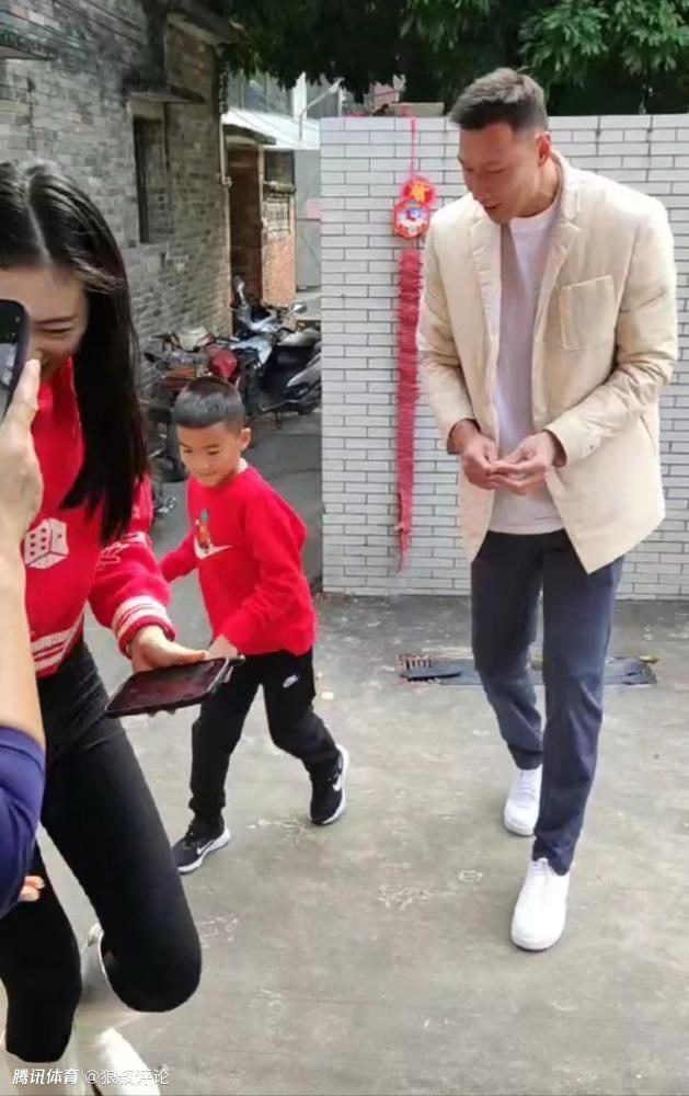 北方匈奴来犯，国家正大举征兵的时候，木兰年迈的父亲竟也被徵召上战场，伤心的花木兰害怕父亲会一去不返，便趁着午夜假扮成男装，偷走父亲的盔甲，代替父亲上战场去